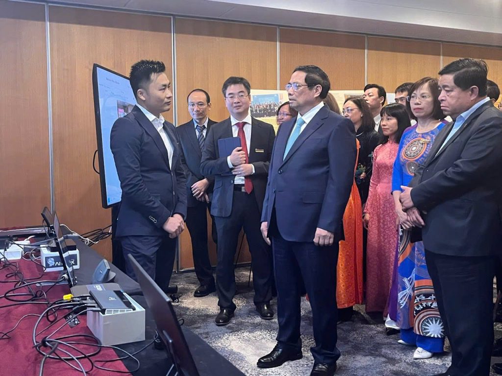 Ông Nguyễn Tuấn Nghĩa giới thiệu AIBOX với Thủ tướng Phạm Minh Chính tại Australia