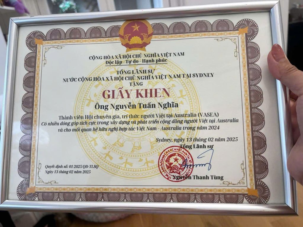 Ông Nguyễn Tuấn Nghĩa được Tổng Lãnh sự Việt Nam tại Sydney trao Giấy khen vì những đóng góp xuất sắc